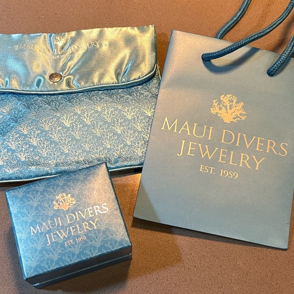 MAUI DIVERS Gold & Diamond Ring - Picture 16 of 17